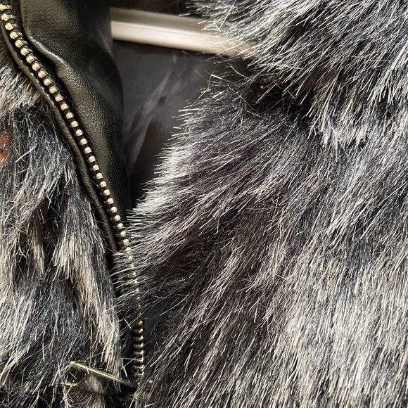 Hooded Crop Faux Fur Jacket - Picture 2 of 3